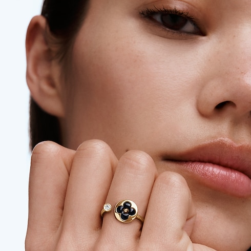 Color Blossom Mini Sun Ring, Yellow Gold, Onyx and Diamond in Jewellery's Categories Rings collections by Louis Vuitton (Product zoom)