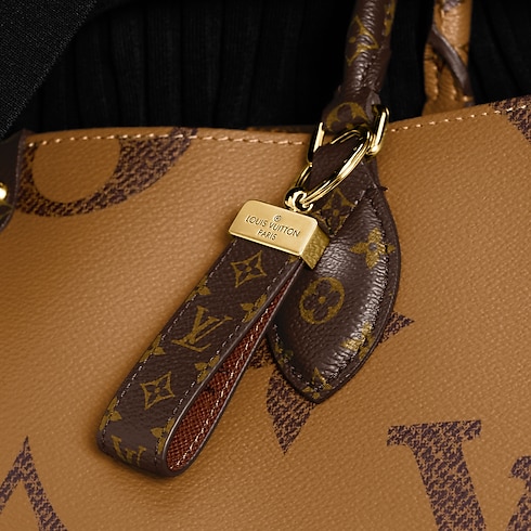 Dragonne Key Holder Monogram in Women's Accessories Key Holders and Bag Charms collections by Louis Vuitton (Product zoom)