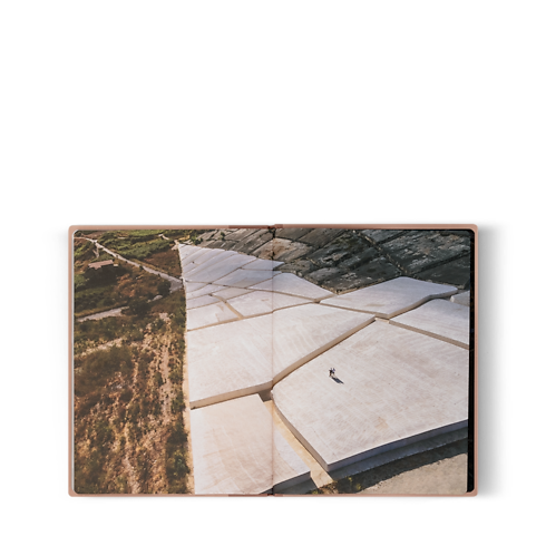 Fashion Eye Cretto di Burri in Trunks, Travel and Home's Books and Stationery Fashion Eye Books collections by Louis Vuitton (Product zoom)