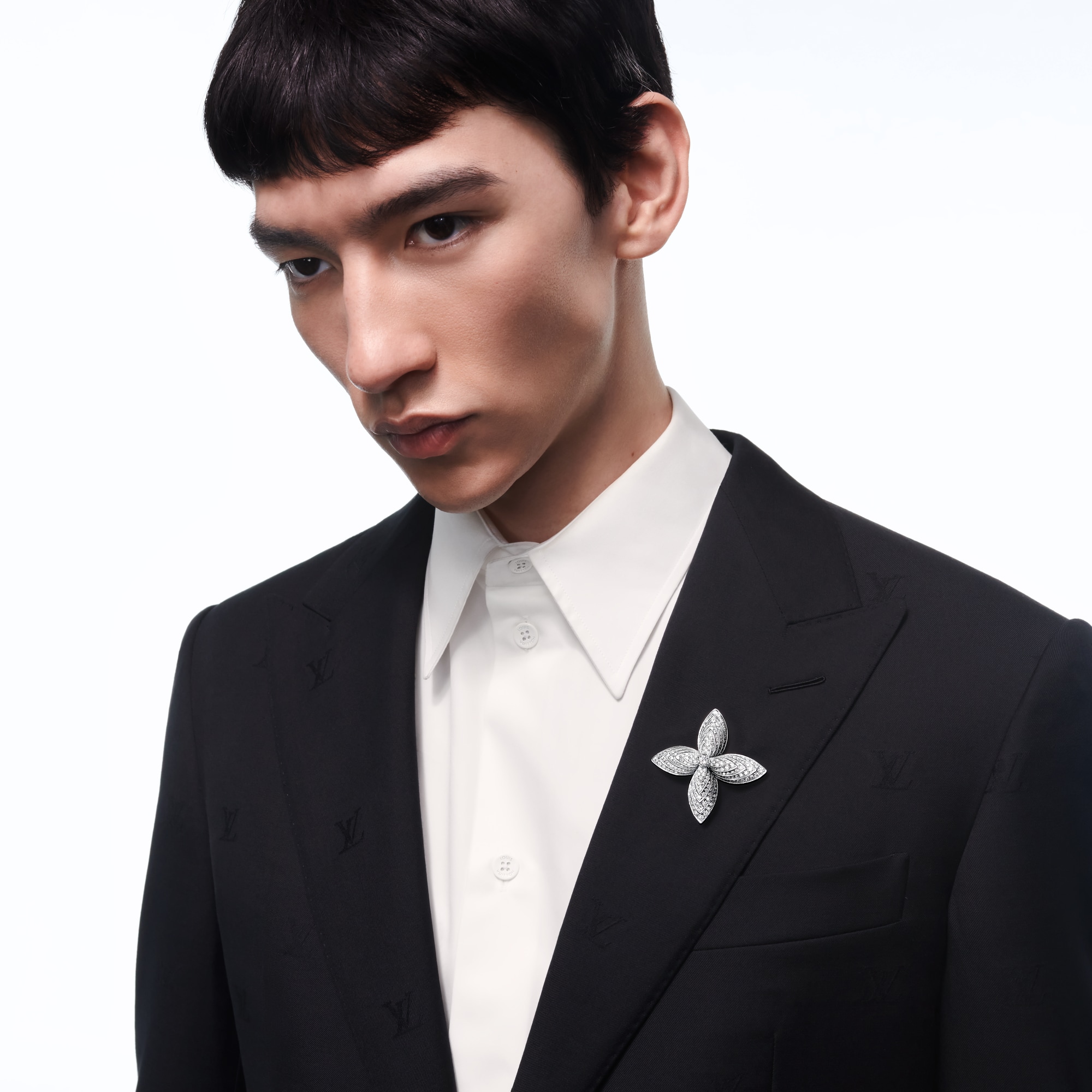 Idylle Blossom Brooch, White Gold & Diamonds  in Les Extraordinaires