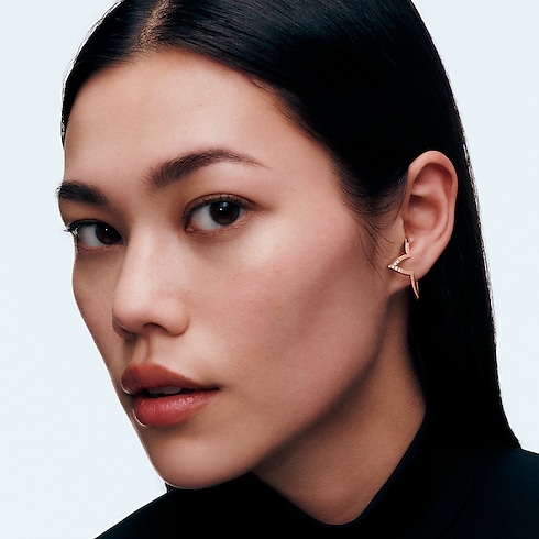 Ombre Blossom Overlap Hoop, Pink Gold and Diamonds - Per Unit in Jewellery's Categories Earrings collections by Louis Vuitton (Product zoom)