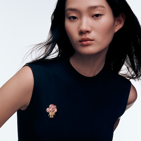 Vivienne Rooster Pendant, 3 Golds, Lacquer, Diamonds & Colored Gemstones in Les Extraordinaires's Jewelry Necklaces and Pendants collections by Louis Vuitton (Product zoom)